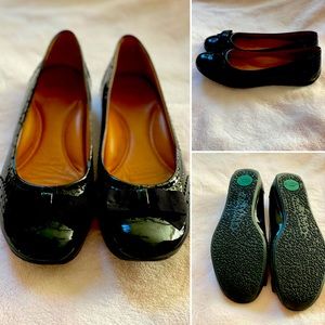 Cute comfy black patten flats!